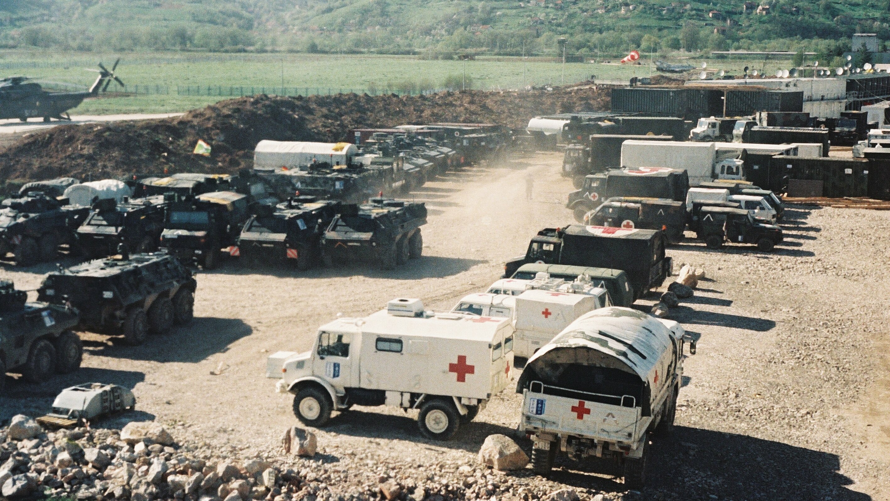 Die SFOR (Stabilisation Force) sollten als Friedenstruppe der Vereinten Nationen den Friedensprozess in Bosnien und Herzegovina unterstützen. Im Bild ist das deutsche SFOR-Feldlager in Raijlovac im Jahr 1997 zu sehen